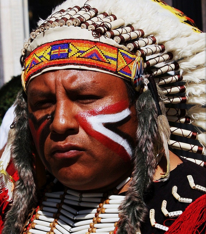 Индейцы какой год. Боевой раскрас индейцев Северной Америки. Племя ботокудов. Боевой раскрас индейцев. Индейский боеврй пасскарас.