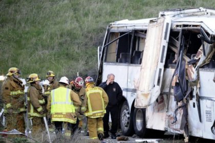 Спасатели у попавшего в аварию автобуса 4 февраля 2013 года. 