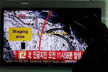 Житель Сеула смотрит сюжет о «землетрясении» в районе полигона КНДР