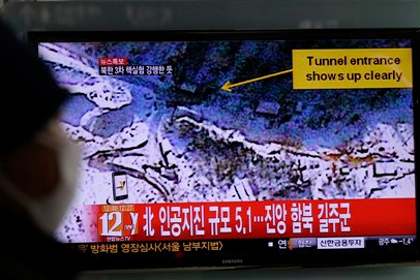Житель Сеула смотрит телесюжет о ядерном взрыве в КНДР 12 февраля