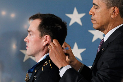 Барак Обама награждает Клинтона Ромешу Медалью почета