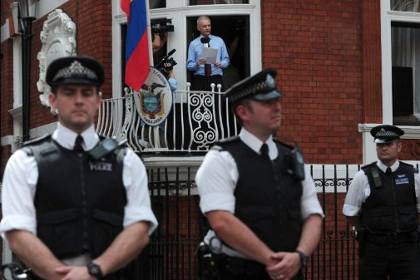Джулиан Ассанж выступает с балкона посольства Эквадора в Лондоне