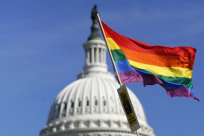 Флаг ЛГБТ-движения на фоне Капитолия во время демонстрации гей-активистов. 