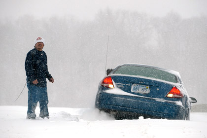 Мужчина у застрявшей в снегу машины, Канзас