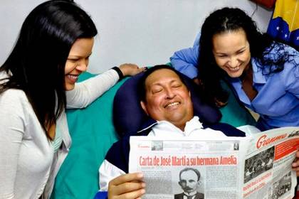 Уго Чавес с дочерьми Марией (слева) и Розой в кубинской больнице