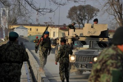 Военнослужащие у здания министерства обороны в Кабуле. 