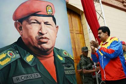 Николас Мадуро у портрета Уго Чавеса
