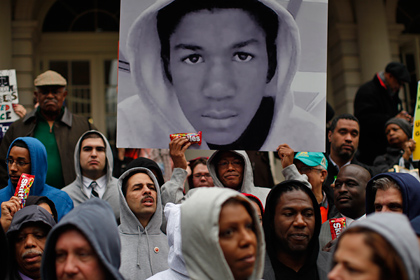Активисты держат плакат с портретом Трэйвона Мартина