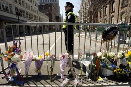 Цветы на месте теракта в Бостоне