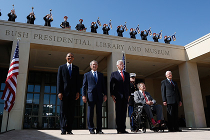 Президент Барак Обама и бывшие президенты США Джордж Буш-младший, Билл Клинтон, Джордж Буш-старший и Джимми Картер на церемонии открытия библиотеки