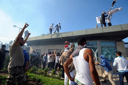 Участники беспорядков у посольства США в Тунисе