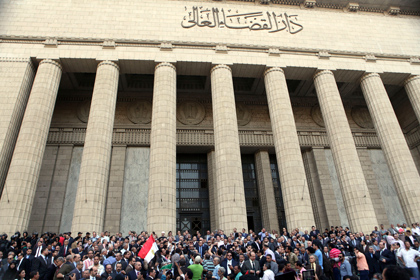 Люди у здания египетского суда