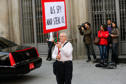 Протестующий у здания министерства иностранных дел Испании