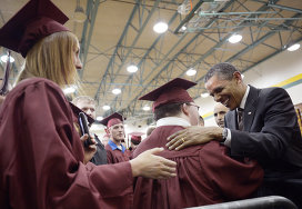 Барак Обама поздравляет выпускников Joplin High School
