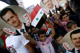 Дети держат портреты сирийского президента Башара Асада 