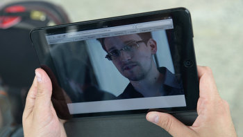 Журналист изучает фото бывшего сотрудника ЦРУ Эдварда Сноудена в аэропорту «Шереметьево»