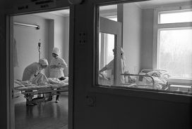 Медсестры в палате у маленького пациента