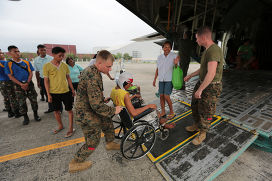 Американские морские пехотинцы, гуманитарная помощь Филиппины, 11.11.2013