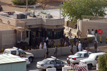Саудовские военные у консульства США после атаки террористов, 2004 год