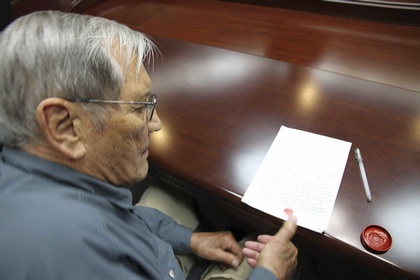 Меррилл Ньюман оставляет отпечаток пальца на бумаге после задержания в КНДР