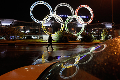 Олимпийские кольца, установленные около сочинского аэропорта