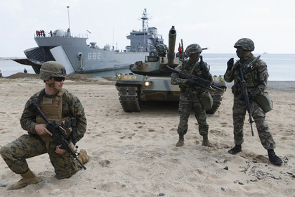 Военнослужащие США (слева) и Южной Кореи во время совместных учений