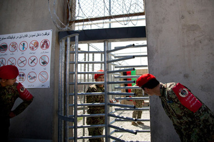 Солдаты национальной армии Афганистана охряняют выход из тюрьмы на базе Баграм