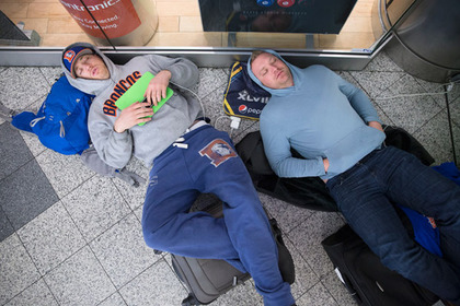 Пассажиры спят в аэропорту 