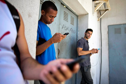 Кубинские студенты со смартфонами