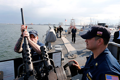 Члены экипажа на палубе эсминца «Дональд Кук » в черноморском порту