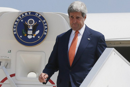 Джон Керри выходит из своего самолета в аэропорту Бен-Гурион, 23 июля 2014 года