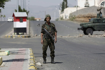 Йеменский военный, охраняющий КПП на въезд в американское посольство