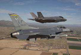 Американские истребители F-35 и F-16
