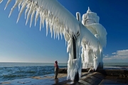 Сказочный замерзший маяк на озере Мичиган: фото