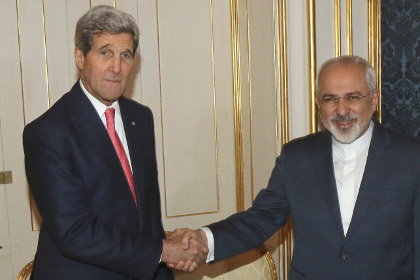 Госсекретарь США Джон Керри (слева) и глава МИД Ирана Джавад Зариф на встрече в Вене 23 ноября 2014 года