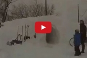 Жителю Бостона пришлось прорыть туннель в снегу, чтобы ездить на работу
