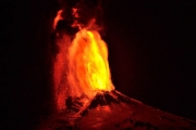 Чилийский вулкан Вильяррика устроил грандиозное лавовое шоу: видео