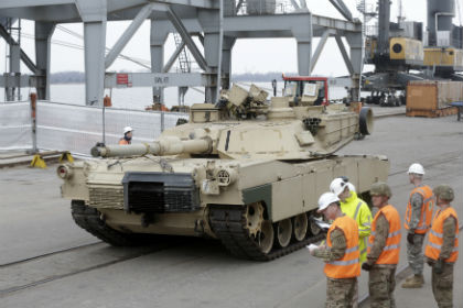 Выгрузка танков Abrams в порту Риги