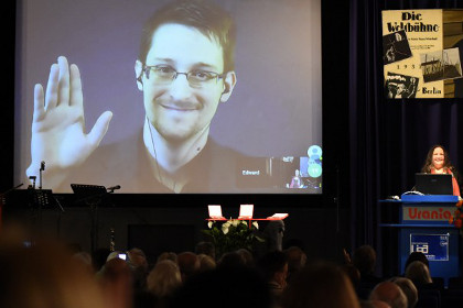 Эдвард Сноуден на экране монитора во время видеоконференции