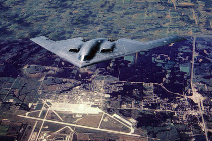 Бомбардировщик B-2 над авиабазой «Уайтмен»