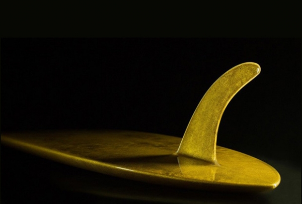 Британские дизайнеры покрыли доску для серфинга золотом