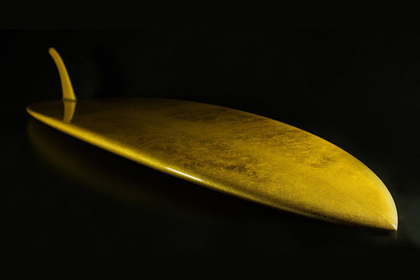 Британские дизайнеры покрыли доску для серфинга золотом