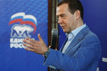 Медведев назвал праймериз в США шоу с ряжеными