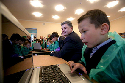 Фото Порошенко с детьми в полиэтилене рассмешило пользователей соцсетей