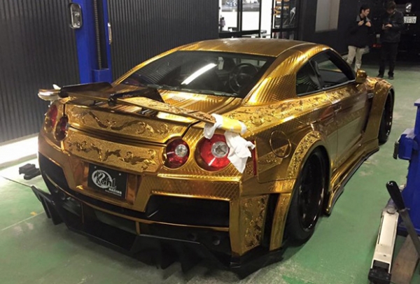 В Дубае показали золотой Nissan GT-R за миллион долларов