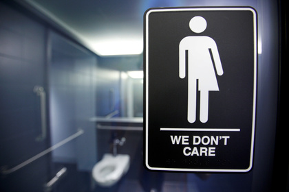 Северная Каролина попросила разрешить не пускать трансгендеров в «чужие» туалеты