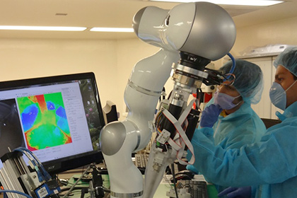 Робот-хирург впервые провел операцию на мягких тканях