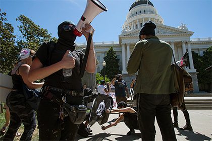 В Калифорнии разогнали демонстрацию неонацистов