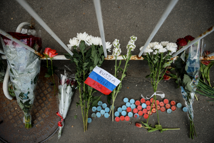 У посольства США в Москве прошла акция памяти погибших в Орландо