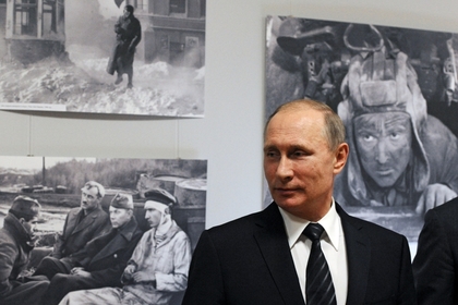 Путин сыграл на старинном пианино во время посещения «Ленфильма»